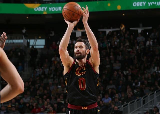 形成鲜明对 形成鲜明对